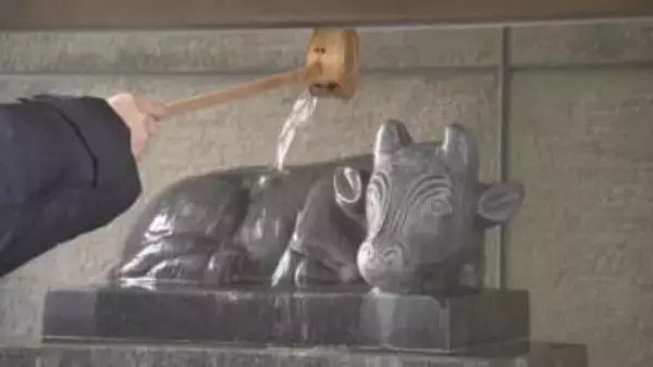 ビル群の中にひっそりと…菅原道真を祀る名古屋市中区『桜天神社』“神の使い”牛の像に水をかける独特の作法