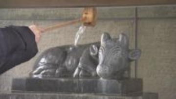 ビル群の中にひっそりと…菅原道真を祀る名古屋市中区『桜天神社』“神の使い”牛の像に水をかける独特の作法