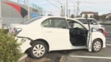まさかの運転ミスで“返納”を決断…免許の更新で警察署を訪れた83歳男性 駐車場で植え込みに突っ込み自主返納