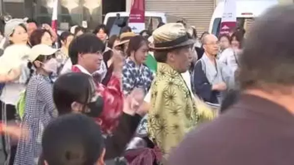 サラリーマンなど2000人近くが参加…名鉄レジャック跡地の広場で一夜限りの盆踊り 炭坑節など35曲披露