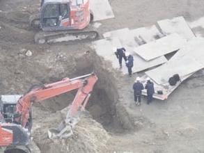 結婚式場の解体工事現場で作業員が“生き埋め”に 約3時間後に救出も死亡 杭の撤去中に周りの土砂が崩れたか