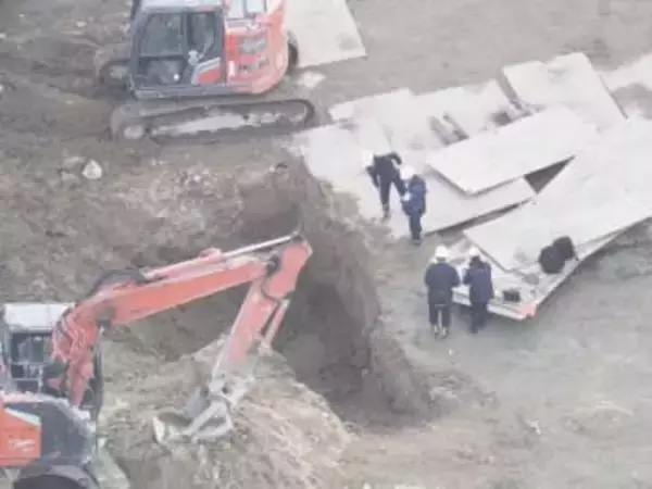 結婚式場の解体工事現場で作業員が“生き埋め”に 約3時間後に救出も死亡 杭の撤去中に周りの土砂が崩れたか