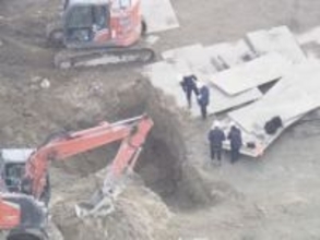 結婚式場の解体工事現場で作業員が“生き埋め”に 約3時間後に救出も死亡 杭の撤去中に周りの土砂が崩れたか