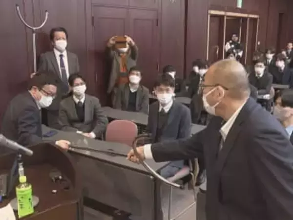 カメラ隠せないよう“物を減らす”…学習塾で盗撮を防ぐための講習会 講師ら120人を前に警察官が対策を説明