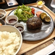 180グラムのふっくらハンバーグが主役…昼だけ営業の手作りおばんざいも楽しめる話題のハンバーグ専門店