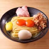 「ツルモチ食感の中太麺に濃厚卵が絡む名物タマゴかけ麺…文化が交差する大須で人気のストリート系ラーメン」の画像1