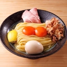 ツルモチ食感の中太麺に濃厚卵が絡む名物タマゴかけ麺…文化が交差する大須で人気のストリート系ラーメン