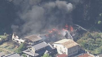 近くの山林にも延焼…山あいにあるプラスチックの加工等行う工場で火事 59歳の男性従業員が腕にヤケドなど