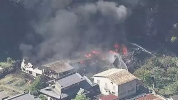 近くの山林にも延焼…山あいにあるプラスチックの加工等行う工場で火事 59歳の男性従業員が腕にヤケドなど
