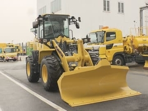 狭い所で使える新型車も披露…名古屋高速で凍結防止剤を撒く車両や除雪車等の点検 冬場は凍結しやすく注意呼び掛け