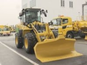 狭い所で使える新型車も披露…名古屋高速で凍結防止剤を撒く車両や除雪車等の点検 冬場は凍結しやすく注意呼び掛け