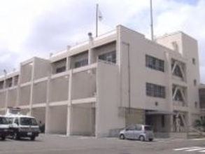 車を飲酒運転して中央分離帯に衝突し車両を放置して逃走か その後現場に戻ってきた37歳会社役員の男を逮捕