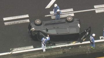 友人家族同士で買い物に…中央道で子供ら8人乗った乗用車が縁石等に衝突し横転 3列目にいた27歳女性が死亡