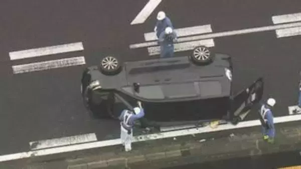 友人家族同士で買い物に…中央道で子供ら8人乗った乗用車が縁石等に衝突し横転 3列目にいた27歳女性が死亡