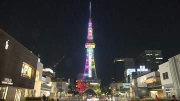 ファンら約70人が企画…名古屋の中部電力ミライタワーが『嵐』最後のコンサートに合わせ“5色”にライトアップ