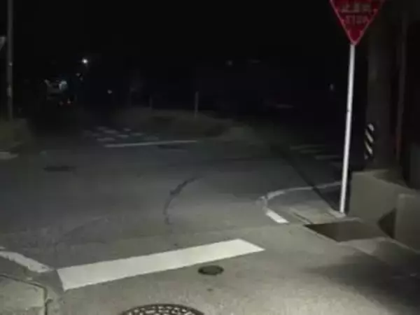 一時停止を無視して飛び出したか…自転車の18歳高校生がトラックにはねられ意識不明の重体 ヘルメット着用なし