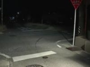 一時停止を無視して飛び出したか…自転車の18歳高校生がトラックにはねられ意識不明の重体 ヘルメット着用なし