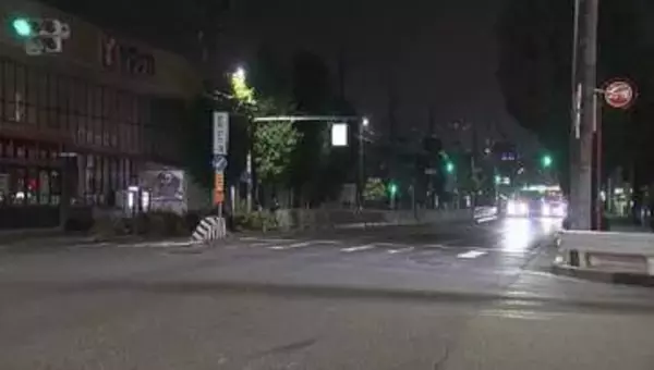 赤色灯つけサイレン鳴らすも…緊急走行中のパトカーが乗用車と衝突 事案対応のため出動していた警察官ら3人がケガ