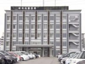 車でトラックと衝突し発覚…医師の60歳男を酒気帯び運転の疑いで現行犯逮捕 男性2人が首の痛み訴え搬送 容疑を否認