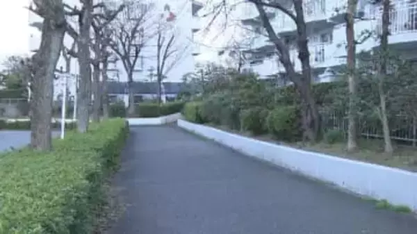 自転車の男性に立ち塞がり拳銃のような物突きつけ「ギブミ―マネー」外国人風の男2人が現金26万円を奪って逃走