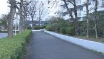 自転車の男性に立ち塞がり拳銃のような物突きつけ「ギブミ―マネー」外国人風の男2人が現金26万円を奪って逃走