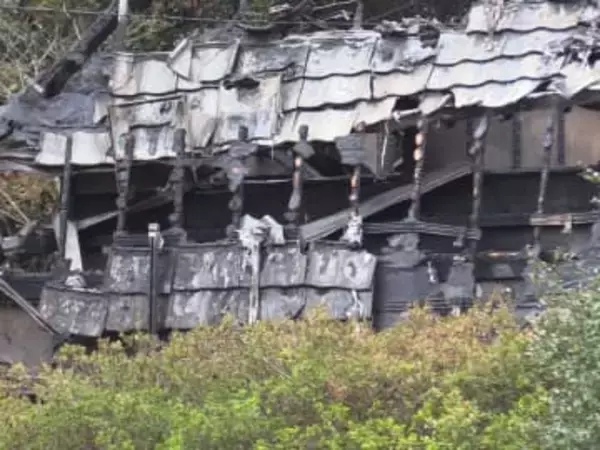 1人暮らしの男性が死亡か…2階建ての母屋と平屋の離れが全焼 焼け跡から性別不明の1人の遺体見つかる