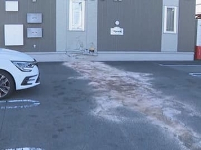 ペダルの踏み間違いか…駐車場から出た車が道路を越えてアパートの壁に突っ込む 運転手の80代位の女性が死亡