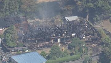 “ハチの巣駆除”の火が燃え移ったか…住宅の母屋と隣接する建物が燃える火事 駆除中の男性がはしごから落ちケガ