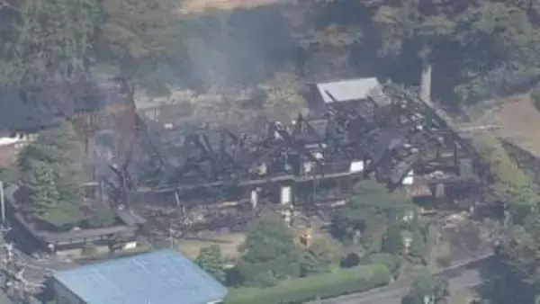 “ハチの巣駆除”の火が燃え移ったか…住宅の母屋と隣接する建物が燃える火事 駆除中の男性がはしごから落ちケガ