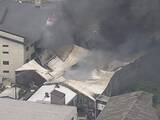 「屋根から噴き出す大量の黒煙…米菓の製造工場で火事 中にいた従業員81人は全員避難しケガ人なし」の画像1