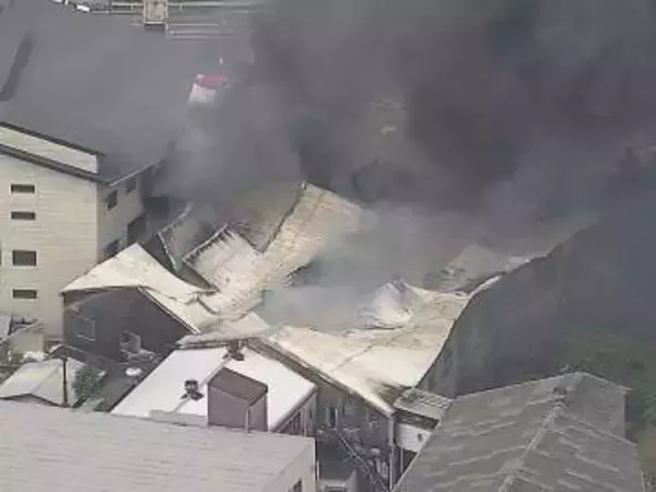 屋根から噴き出す大量の黒煙…米菓の製造工場で火事 中にいた従業員81人は全員避難しケガ人なし