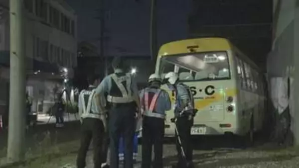 30代男女2人が死亡…スイミングスクールの送迎バスでひき逃げか 85歳の運転手を逮捕 現場の350m程先で民家などに衝突