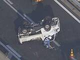 「高速道路でトラックと衝突した軽トラが横転 走行車線が塞がれた影響で渋滞発生 名二環外回りの清須東IC付近」の画像1