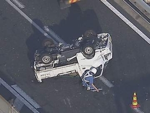 高速道路でトラックと衝突した軽トラが横転 走行車線が塞がれた影響で渋滞発生 名二環外回りの清須東IC付近