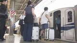 「午前の下りはほぼ満席…最大9連休となるお盆休みスタート 東海道新幹線は帰省ラッシュのピーク 名古屋駅も混雑」の画像1