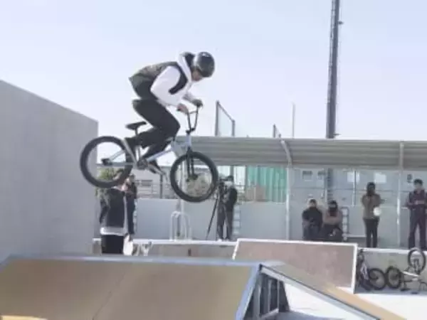 段差等が絶妙にマッチ…小学校で使わなくなったプールが『スケボー』の練習場に 市民の要望受け市長が閃く