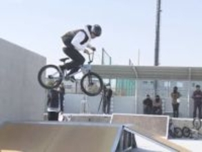 段差等が絶妙にマッチ…小学校で使わなくなったプールが『スケボー』の練習場に 市民の要望受け市長が閃く