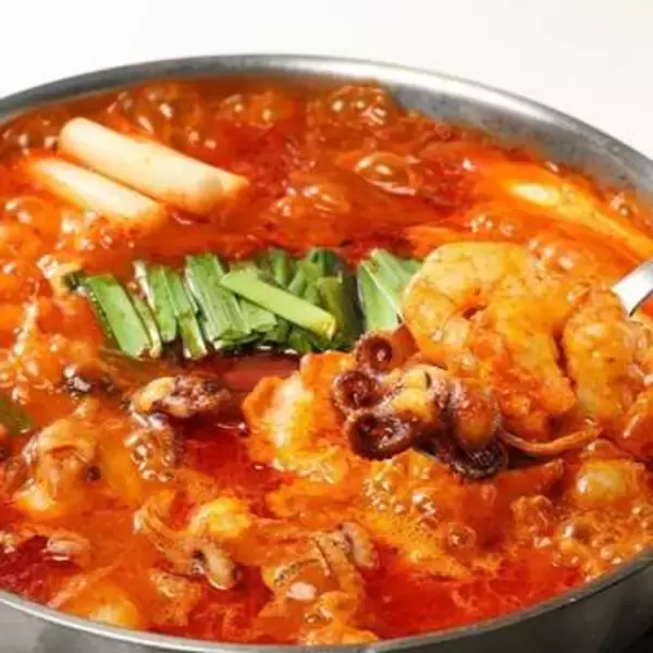 シメは“韓国風リゾット”…名古屋パルコの韓国料理店に海鮮とホルモンの旨辛スープが話題の鍋「チュコプセ」登場