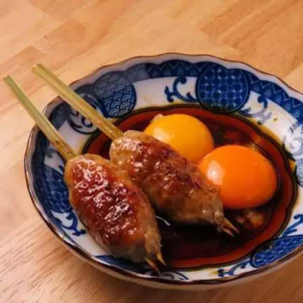 素材と火入れにこだわる炭火焼鳥店…名古屋コーチンつくねや白レバーなどが話題 創作串に加えランチ定食も充実