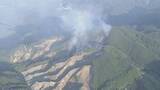 「現場の3.6kmほど東には住宅など点在…三重県津市の美杉町で山火事が発生 ヘリコプターから放水するなど消火活動続く」の画像1