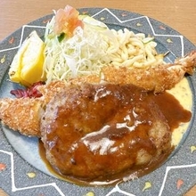鉄板からはみ出す「ジャンボエビフライ」やエビフライ×ハンバーグの「ジャバーグ」も健在… 創業30年の老舗洋食店