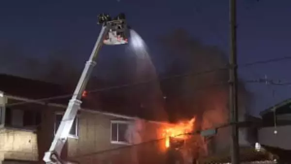 窓から炎が噴き出す…名古屋市昭和区で鉄骨3階建て住宅の一部が燃える火事 1人暮らしの88歳男性が死亡