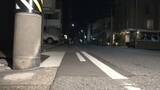 「70代位の男が逃走中…夜の路上で帰宅途中の78歳女性がバッグを奪われる 女性は抵抗の際に転倒もケガなし」の画像1