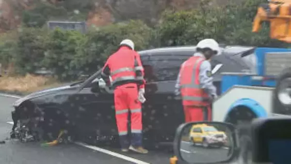 東名高速でPA入口の分岐部分に乗用車が接触し横転 後続車同士が衝突し3台絡む事故 横転した車の女性がケガ