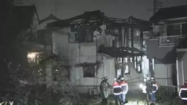 1人を救出も容体不明…4人が住んでいるとみられる住宅で火事 消火活動続く 隣接する建物にも一部延焼