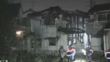 1人を救出も容体不明…4人が住んでいるとみられる住宅で火事 消火活動続く 隣接する建物にも一部延焼