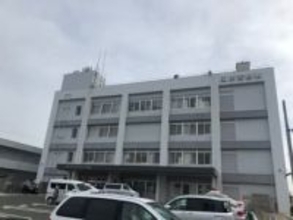 停車中のトラックに衝突…原付バイクで新聞配達をしていた60歳男性が死亡 トラックの女性運転手にケガなし