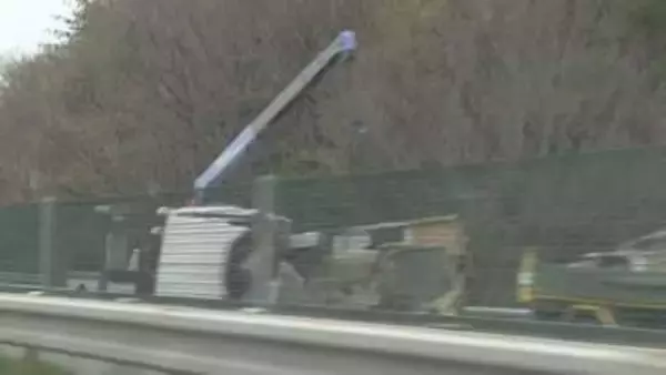 未明の高速道路で家族5人が乗ったキャンピングカーが横転 子供含む3人ケガ 避難後の車に後続トラック2台が衝突