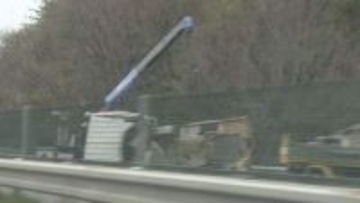 未明の高速道路で家族5人が乗ったキャンピングカーが横転 子供含む3人ケガ 避難後の車に後続トラック2台が衝突