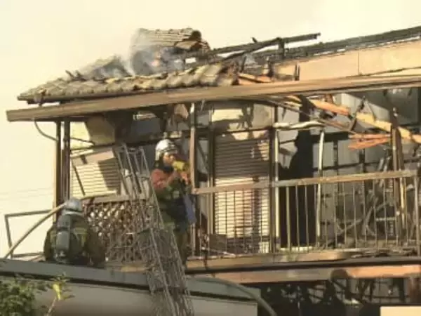 煙などで教室の窓開けられず…小学校の隣にある木造2階建て住宅が炎上し臨時休校に 住人や児童にケガなし